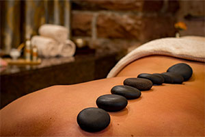 Massage mit heißen Steinen